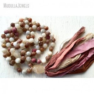 MN11083 Collana Mala con 108 Perle di Gemme Vintage in Tonalità Terra Calda, Annodate a Mano, con Nappa in Seta Sari, per l'<span class=keywords><strong>Amore</strong></span> per Sé Stesso e la Guarigione Spirituale - Product Image 1