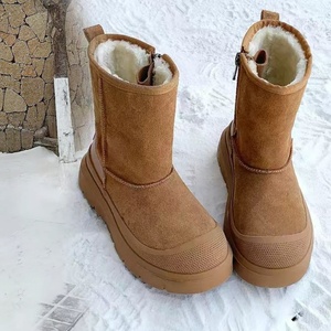 Botas de nieve a media pantorrilla con suela gruesa antideslizante y forro polar para mayor calidez. Las versiones para hombre y mujer son iguales. - Product Image 2
