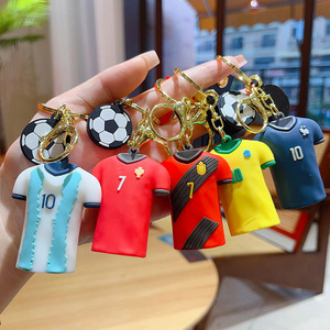 Porte-clés personnalisé en PVC <span class=keywords><strong>3D</strong></span> avec pendentif maillot de footballeur Messi Ronaldo Mbappé et sangle - Product Image 1
