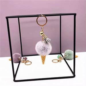 Llavero de Peluche con Forma 3D de Helado, Diseño de Gamuza Sintética, Accesorios para Llavero, Pompones, Llavero de Lujo con Bola Esponjosa - Product Image 4