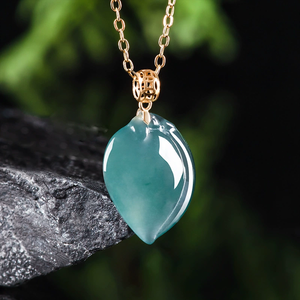 Pendentif en émeraude naturelle bleue en forme d'eau, serti d'or 18 carats et avec un pendentif en jadéite de qualité glace. - Product Image 4