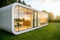 Cabane moderne en forme de capsule Apple, unité de vie intégrée insonorisée avec mobilier complet pour hôtel de glamping dans un complexe touristique pittoresque