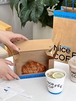Sac en papier kraft avec poignée recyclée écologique, logo personnalisé, boîte alimentaire de luxe personnalisée, emballage à emporter et cadeau/artisanat pour boutique de desserts