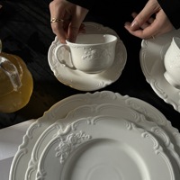 Ensemble d'assiettes en céramique blanche à motif floral rose en relief, style rétro, pour dîner et service, idéal pour les mariages et événements