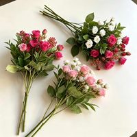 Eenvoudige moderne bloemenwandopstelling van zijden kunstmatige rozen voor bruiloft, afstuderen, Moederdag, Kerstmis