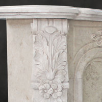 Décor d'intérieur de fleurs en fonte de style français couleur crème manteau de cheminée en marbre jaune de culture en vente