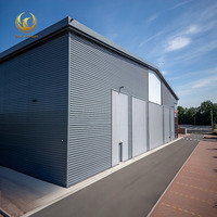 Almacén Industrial de Gran Envergadura con Estructura de Acero, Diseñado con Marco de Puerta para Sistemas de Mercancías a Granel, Alimentado por Energía Solar