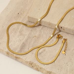 Collar de cadena de hueso de serpiente chapado en oro de 18 quilates para mujer, diseño moderno de espiga plana de doble cara, ideal para aniversario - Product Image 1