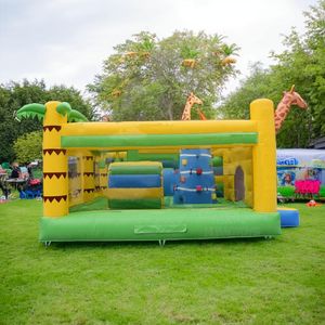 Comercial PVC amarillo Animal jirafa calcomanía Super Jumping Castle obstáculo inflable Bouncer Combo para niños Moon Bounce House - Product Image 2