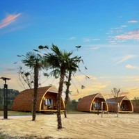 Maison préfabriquée modulaire en bois, cabane triangulaire mobile anti-corrosion pour le camping, la ferme, le manoir et l'hébergement familial, vente en gros