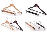 Offre Spéciale tissu boutique couleur personnalisée gris cintre en bois pour homme dames affichage