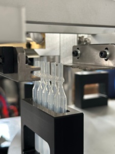 Máquina de llenado automática de 2 boquillas cerámicas para hacer masterbatch de PP TiO2, con sistema neumático de 100-500 ml y boquilla de sellado, para llenar botellas de 10 ml. - Product Image 4