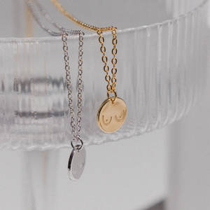 Collar con Colgante <span class=keywords><strong>de</strong></span> Disco Pequeño Personalizado con la Frase 'Feminista y Poderosa', Concientización sobre el Cáncer <span class=keywords><strong>de</strong></span> Mama, Joyería Simple <span class=keywords><strong>de</strong></span> Acero Inoxidable para <span class=keywords><strong>Lactancia</strong></span> - Product Image 3