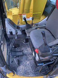 Excavatrice compacte sur chenilles Komatsu PC128US d'occasion, fonctionnement fluide pour les chantiers en espace restreint - Product Image 4