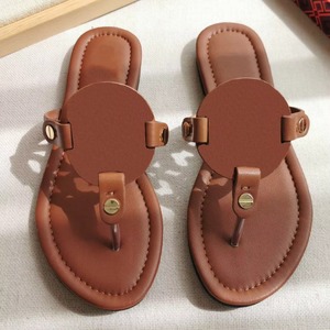 Nouvelles sandales plates à rivets en métal PU style 2026, tongs décontractées de plage, décor rond, chaussures de créateur pour femmes - Product Image 6