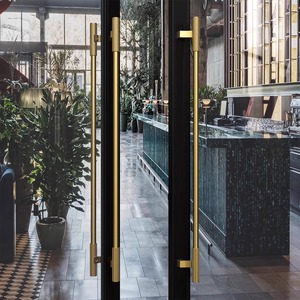 Poignée de porte texturée en laiton martelé, finition cuivre antique, quincaillerie robuste pour entrée principale de restaurant commercial en verre ou bois - Product Image 2