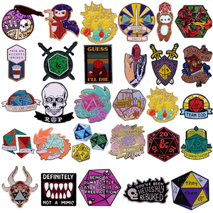 RPG Dungeons & Dragons ejderha zar D20 emaye Metal pimler yaka iğneler ve broşlar moda takı kız çocuk aksesuarları hediyeler için - Product Image 1