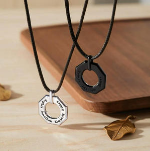 Collar de Acero Inoxidable con Colgante Octagonal Geométrico y Cordón de Cuero Personalizado con Nombre de Familiares o Mensaje para Papá o Novio - Product Image 4