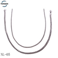 Vente en gros d'accessoires de bijoux de mode pour femmes Collier serpent à chaîne torsadée en or ou en argent Matériau principal pour la décoration des femmes