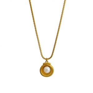 Collar de Concha Marina y Perla Chapado en Oro de 18k, de Acero Inoxidable, Resistente al Agua y al Deslustre, con Logotipo Personalizado para Mujer - Product Image 5