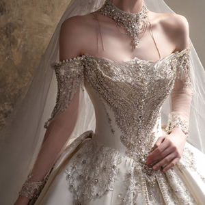LSHT131 Vestido de Novia Largo Moderno con Cuello Barco, Apliques de Encaje con Flores de Cristal y Bordado - Product Image 4