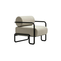 Fauteuil de détente moderne et confortable - Intérieur en lin, structure en bois massif avec pieds en fer sablé noir
