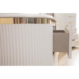 Comodino in Legno Bianco con 2 Cassetti e Dettagli Dorati, Design Lato Sinistro - Product Image 3
