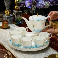 Tasse à café en porcelaine blanche classique de luxe avec poignée carrée dorée, motif lotus aquarelle bleu, tasse en céramique sûre, coffret cadeau