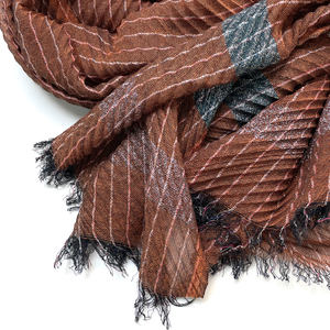 Tendance 2025 MANIN Foulards, châles et hijabs pour femmes en coton respirant, longs, rayés, en organza plissé avec fils de satin chatoyants - Product Image 4