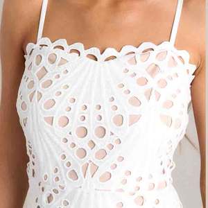 Robe mini en dentelle blanche, exquisement conçue et charmante, sur mesure, 100% polyester, broderie personnalisée. - Product Image 5