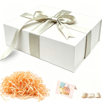 Boîte cadeau pliable en gros avec garniture en papier déchiqueté en raphia, carte de vœux et ruban en satin pour emballage de fêtes