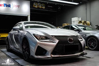 Kit carrosserie en fibre de carbone pour Lexus RCF, comprenant un diffuseur avant, un spoiler, des jupes latérales et un capot.