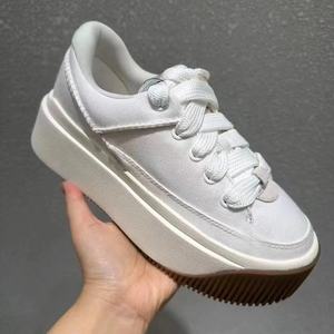 Calzado Deportivo Retro de Gamuza Personalizado de la Serie Uggs - Zapatos Transpirables con Cordones para Hombre y Mujer, con Amortiguación para Correr y Caminar - Product Image 2