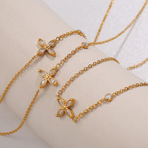 Collar de Oro con Cristal en Forma de Cruz, Engaste Biselado, Joyería para Mujer de Uso Diario - Product Image 1