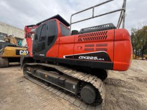 Escavatore Cingolato Versatile a Buon Prezzo, Escavatore Usato Doosan Modello DX225LCA, Escavatore a Catena Vecchio Modello per Ingegneria di Fondazioni - Product Image 2
