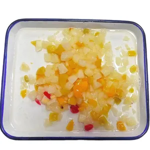 Cocktail de frutas frescas enlatadas em xarope Sobremesa de frutas deliciosa e conveniente