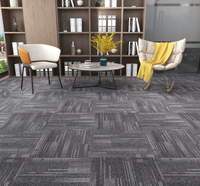Dalles de moquette à poils ras, pose libre, 50x50, en PVC, avec support en PET, résistantes aux taches, faciles à nettoyer, pour bureaux, salles de classe et espaces professionnels.