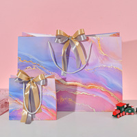 Sac cadeau en papier à motif marbre et feuille d'or, avec logo personnalisé et poignée en ruban, directement de l'usine