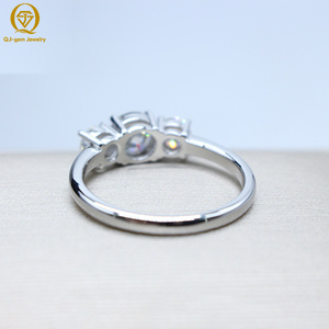 Anillo de Tres Piedras de Diseño Clásico, Diamante Cultivado en Laboratorio de Corte Redondo Color Blanco D con Certificado IGI, Platino Personalizado para Anillo de Boda - Product Image 3