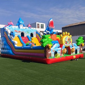 Castello Gonfiabile Commerciale a Tema Squalo con Scivolo e Tunnel per Esterni - Product Image 2