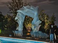 Installation artistique géante en organza de luxe, faite à la main et personnalisée, avec un design unique pour la décoration de mariage et d'événements en extérieur