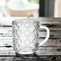 Mug en verre à motif de trèfle à quatre feuilles de 250 ml. Texture géométrique ornée et poignée incurvée. Idéal pour les boissons chaudes.