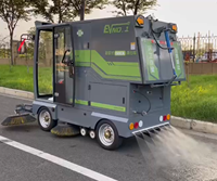 Balayeuse autoportée commerciale à batterie lithium, avec vidage automatique, grande benne à déchets et pulvérisation d'eau haute pression