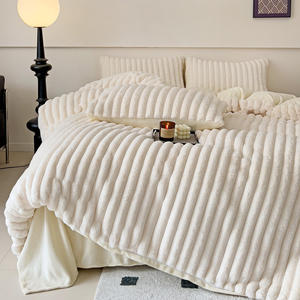 طقم غطاء لحاف شتوي سميك من فرو الأرانب المنسوج والبوليستر المخملي مكون من أربع قطع، طقم فاخر مطبوع بتصميم أنيق بلون الحليب المرجاني - Product Image 6