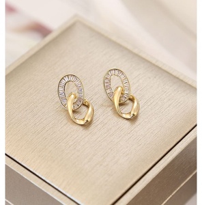 Boucles d'oreilles clous géométriques de luxe en argent 925 avec chaîne en zircon plaqué or, bijoux de niche polyvalents et tendance - Product Image 5