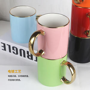 Taza de cerámica con mango chapado en oro y logotipo, diseño minimalista para regalos empresariales - Product Image 1