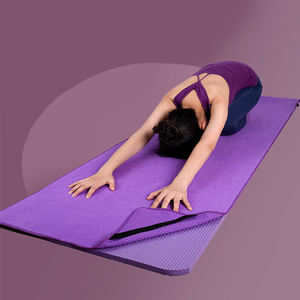 EMK Fábrica Atacado Personalizado Logotipo Cor Sólida Hot Yoga Mat Toalha Microfibra Ant Pano Não-Slip Workout Toalha - Product Image 1