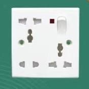 Venta al por mayor 8 pines enchufe eléctrico de conmutación única multifunción enchufe de pared con máx. 16A corriente y 250V voltaje