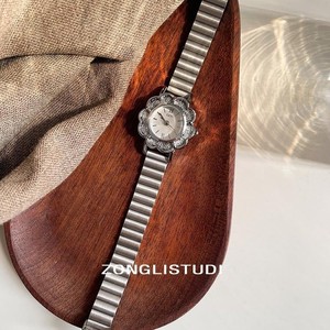 작은 다이얼과 설탕색 스틸 브레이슬릿이 있는 부드럽고 세련된 방수 여성용 시계 - Product Image 5
