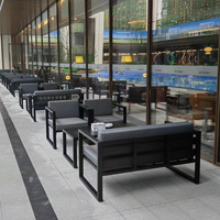 Ensemble canapé de loisirs d'extérieur moderne avec table basse imperméable à l'eau protection solaire élégant design simple pour villa cour paysage